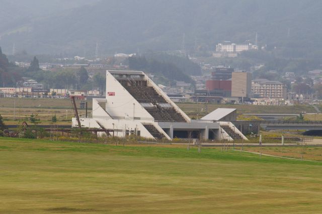 右奥には震災遺構の旧道の駅高田松原 タピック45。