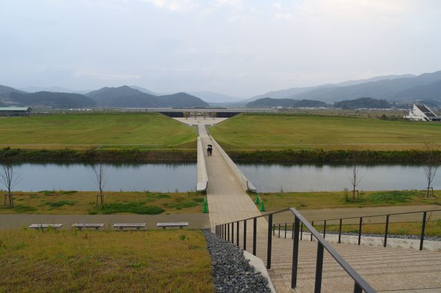 振り返るととてもスケールの大きな空間。元々松原や街があったはずです。