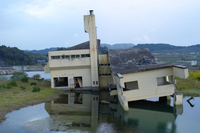 横から見ると全体が傾いています。地盤も大きく変化したことが伺えます。