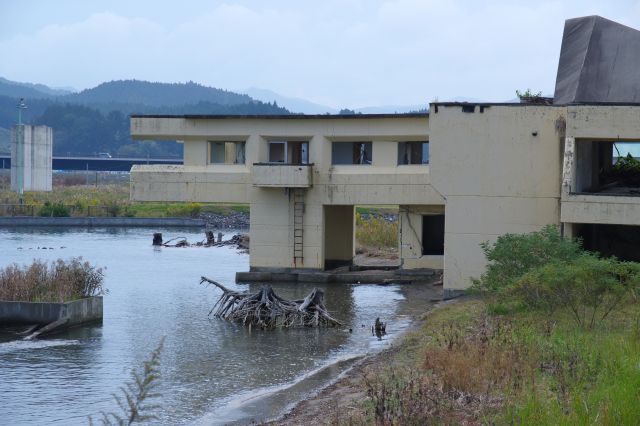 奥の方は形を保っているものの水が迫る。