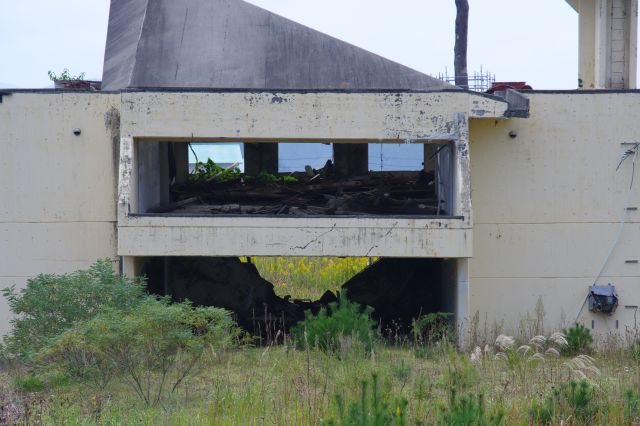 崩れた建物の内部や壊れた壁の先が見えます。