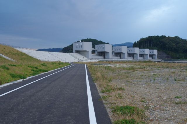 奥には気仙川の大きな水門。長い堤防と併せて街を守るための大規模な構造で景色が一変。