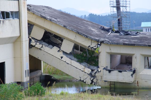 生々しく歪んだ建物。