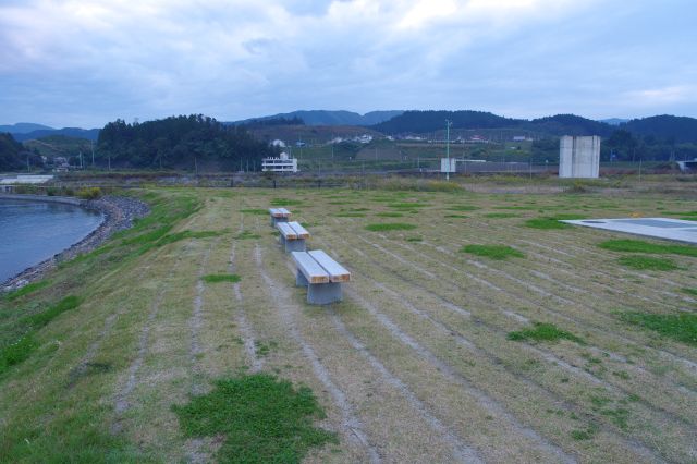 橋を渡り対岸にも椅子があり松を眺められます。