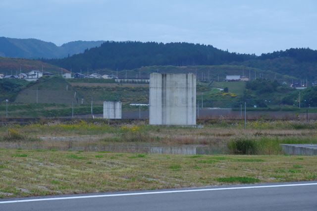 橋桁跡は被災したものではなく、山を切り崩して平地のかさ上げや堤防を作るための土砂を運ぶ橋の跡とのこと。とても大規模な工事だったことが伺えます。