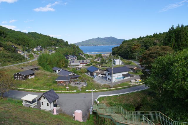 駅から眺める小石浜地区ののどかで落ち着く風景。