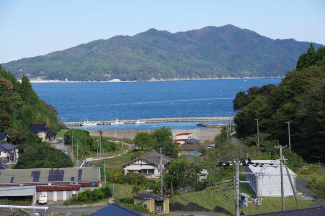 奥には小石浜漁港と越喜来湾と越喜来半島の風景。綺麗な海です。