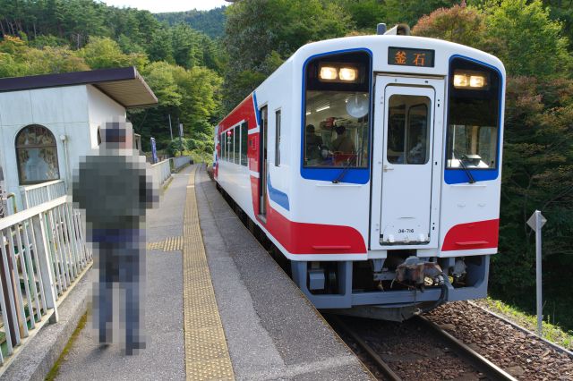 恋し浜駅はトンネルの間の谷にある高台の単式ホーム駅です。しばらく停車しますが次の列車まで1時間以上空くので急いで見学しました。