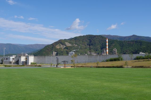 海沿いのみなと公園には防潮堤の壁があります。