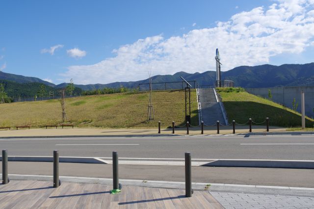 海沿いの築山のみなと公園へ進みます。