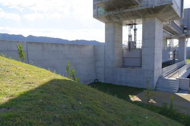 水門横の階段を登ります。