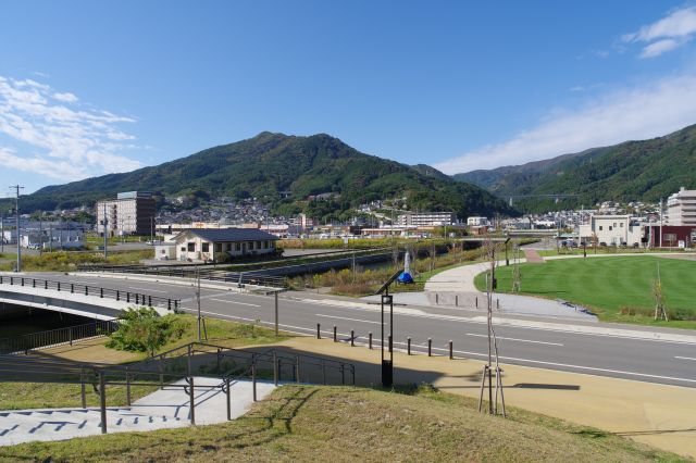 みなと公園の築山部分へ。大船渡の街が見渡せます。一帯が津波の被害を受けた地域で想いを馳せます。空き地もありますが新しい建物が復興を示します。