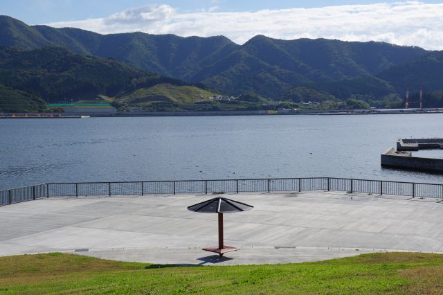 日差しとカモメと山並と穏やかな海。