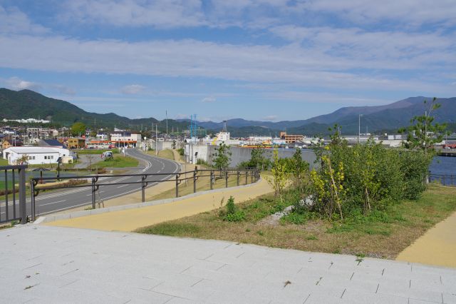 北の方の風景。奥には三陸鉄道の起点の盛駅。