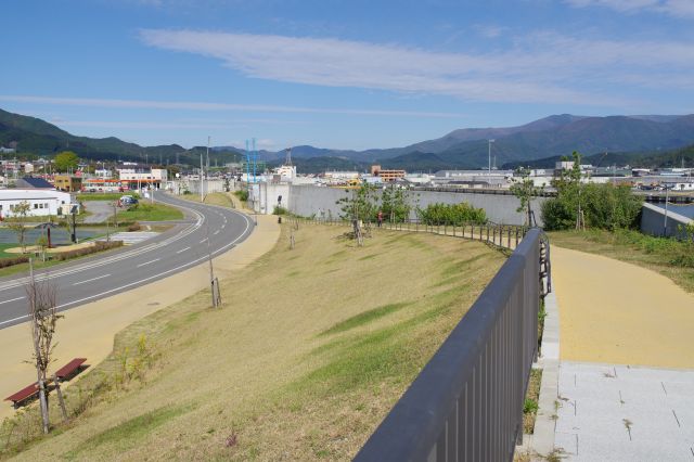 防潮堤に登る形の公園でスロープもあります。