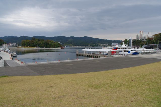 海側は芝生の斜面と先には海、港、船の風景。