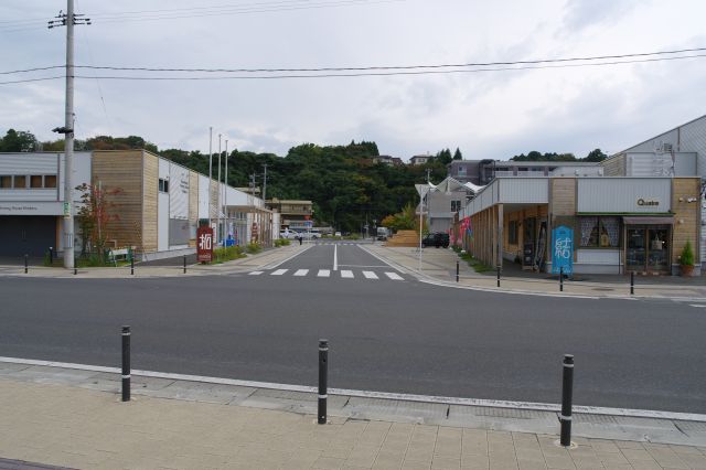 道路側へ。奥には左からヒラケルとユワレルがあります。