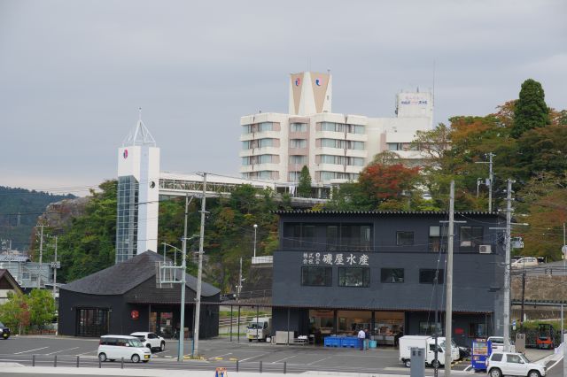 独特な形の気仙沼プラザホテル。