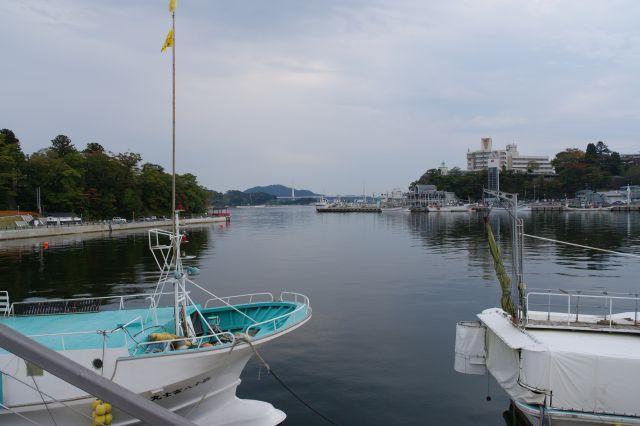 左は五十鈴神社、浮御堂のある緑の突き出た半島。