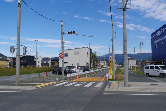 大船渡駅北側の踏切より。鉄道から置き換わったBRTが貫いています。