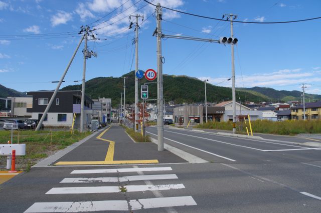 西側の内陸側、近い所は新しい建物や空き地で、津波が襲った事を思い起こさせます。