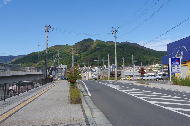 車の音だけが聞こえる静かな街中を進みます。