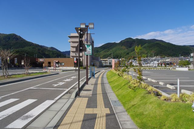 大船渡駅のロータリーに向かう道。