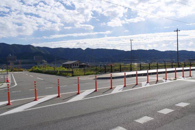 須崎川が横切ります。