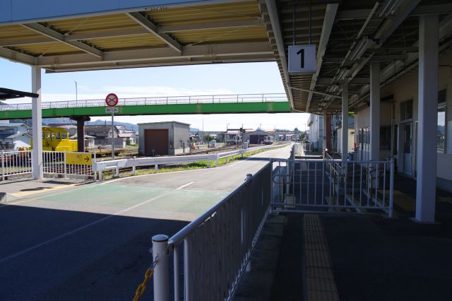 通ってきたBRT専用道、震災前は鉄道でした。緑の横断歩道で2,3番線に渡れます。