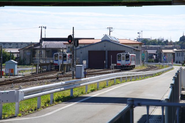 三陸鉄道の車庫と脇に伸びるBRT専用道。