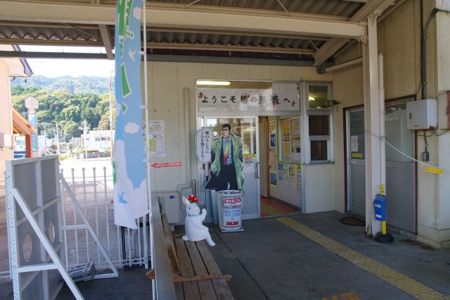 北側には三陸鉄道の駅舎があり、改札で区切られていません。