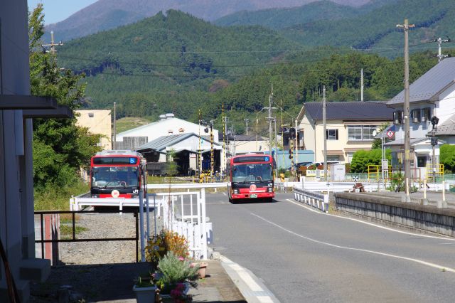 折り返し出発を待つ大船渡線BRT。