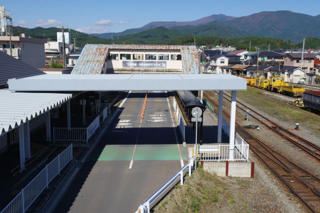 ホームを横から、鉄道駅にBRT専用道がある独特な構造です。