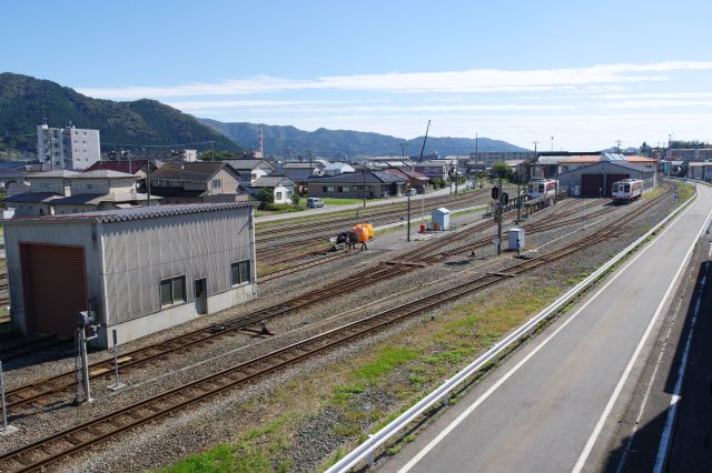 南側の風景。沢山の線路が並び、BRT専用道も伸びます。