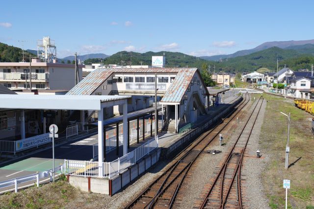 駅のホーム、3番線の三陸鉄道は通常の線路です。