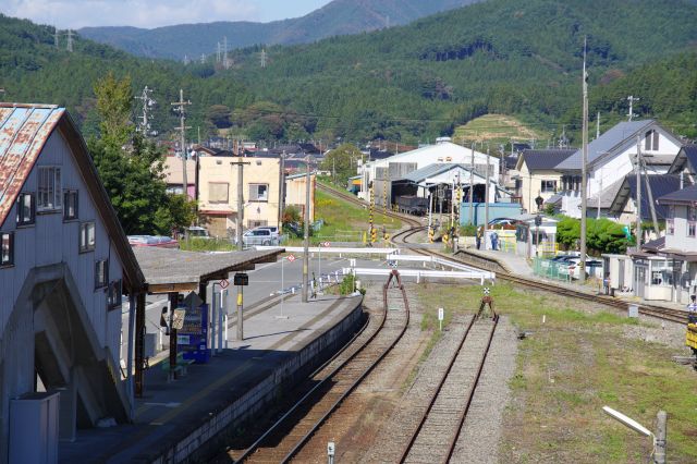 右側の貨物線をこの先も内陸方面に伸びています。