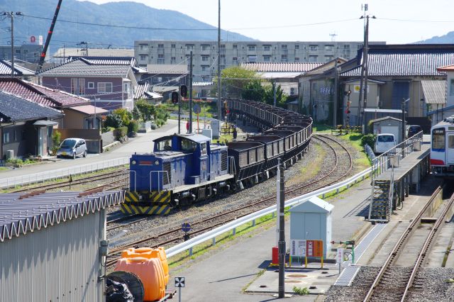 岩手開発鉄道の貨物列車がやってきました。