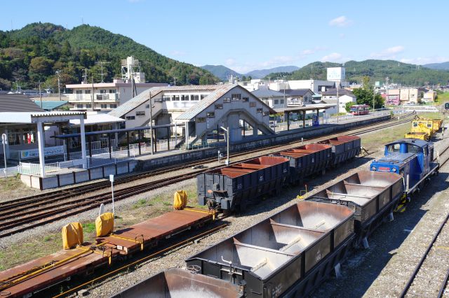 盛駅の横に止まる貨物線。