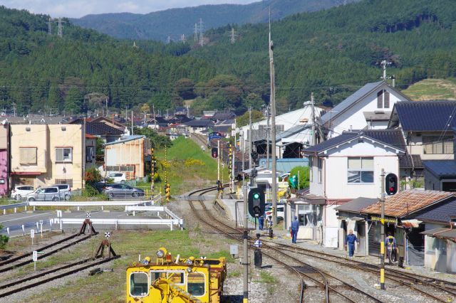 奥へ進んで坂を登っていく貨物線。