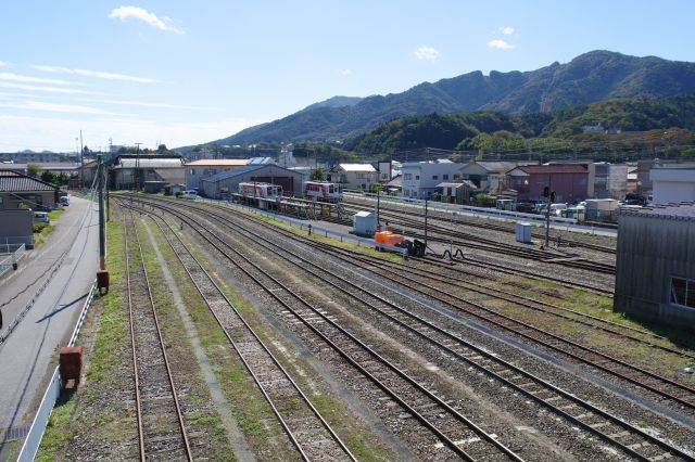 南側、沢山の線路が並行。