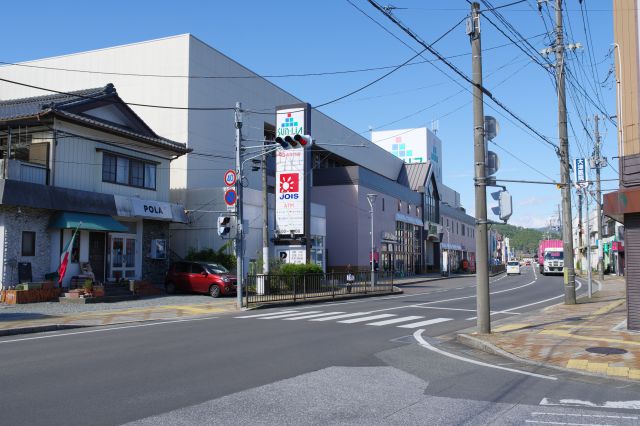 交差点の先にサンリアショッピングセンター、周囲では大きな建物で様々な店舗がありここで昼食をとりました。けせんライナーという池袋を行き来する夜行バスもこの前に止まります。