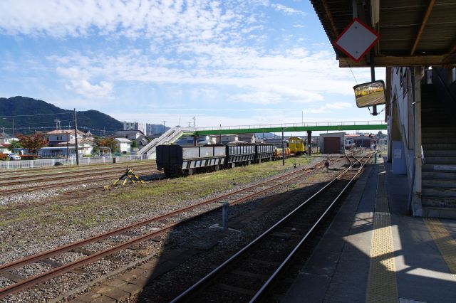 本数が少ない三陸鉄道、時刻に合わせて人が集まってきました。