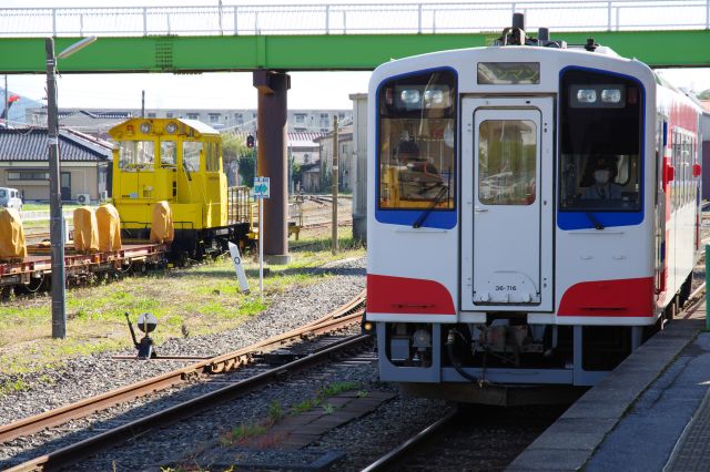 車庫からゆっくりと車両がやってきました。