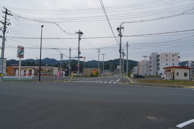 駅ロータリー前の交差点、周辺は一帯が津波で被災しており新しく造成した雰囲気です。