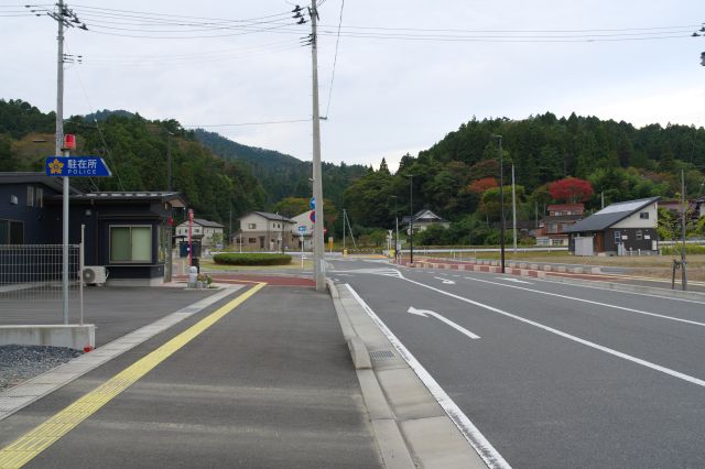 交差点から駅の方へ向かいます。駐在所があります。