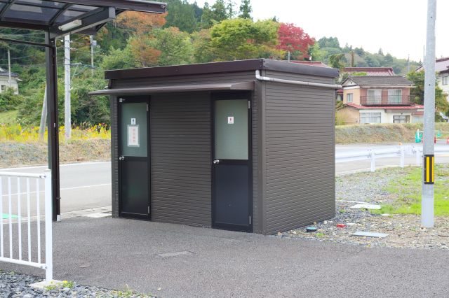 倉庫のような建物はお手洗い（ウォッシュレット付きで思ったよりも綺麗）。