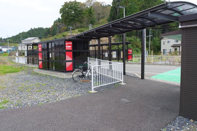 駅舎に入ります。気仙沼方面ホームとトイレは屋根続き。