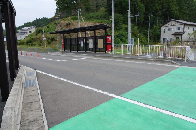 停留所はすれ違い出来る構造で方向別に屋根付きのホームがあります。