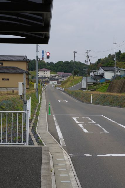 気仙沼方面、軌道は1車線の双方向通行、信号あり。