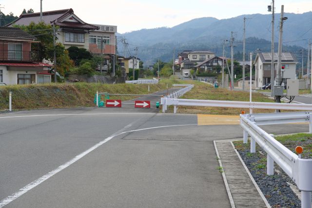 かつての鉄道線は少し先で行き止まり、山沿いルートから一般道を通る海沿いルートに変わっています。